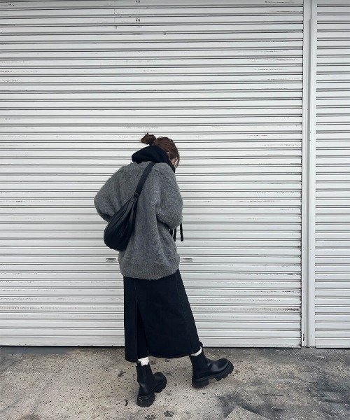 ISOOK（アイスー）の「ブラックデニムスカート（chiica select） / ナロースカート ミモレ丈 バックスリット（デニムスカート・レディース・ブラック・FREE）」の3枚目の写真