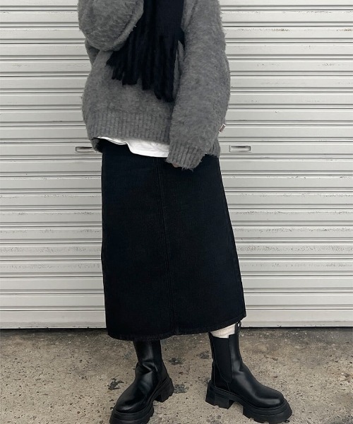 ISOOK（アイスー）の「ブラックデニムスカート（chiica select） / ナロースカート ミモレ丈 バックスリット（デニムスカート・レディース・ブラック・FREE）」の6枚目の写真