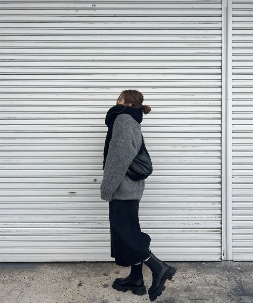 ISOOK（アイスー）の「ブラックデニムスカート（chiica select） / ナロースカート ミモレ丈 バックスリット（デニムスカート・レディース・ブラック・FREE）」の2枚目の写真