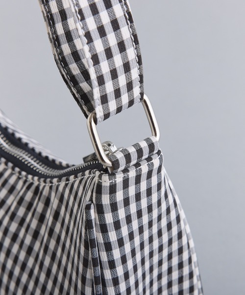 one after another NICE CLAUP(ワンアフターアナザーナイスクラップ)の「ギンガムチェックホーボーバッグ(ショルダーバッグ・レディース・ピンク系その他/ベージュ系その他/ブラック系その他/ブルー系その他・FREE)」の7枚目の写真