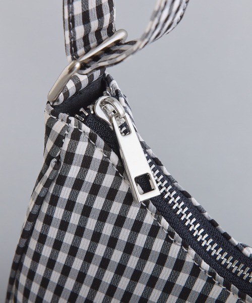 one after another NICE CLAUP(ワンアフターアナザーナイスクラップ)の「ギンガムチェックホーボーバッグ(ショルダーバッグ・レディース・ピンク系その他/ベージュ系その他/ブラック系その他/ブルー系その他・FREE)」の8枚目の写真