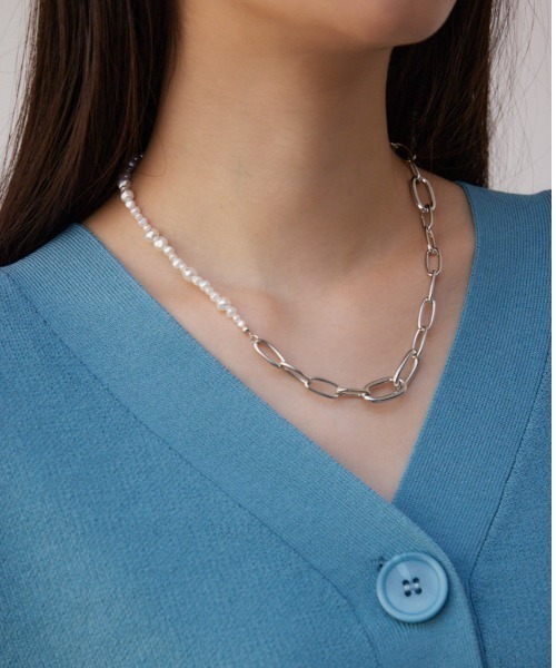 AZUL by moussy（アズールバイマウジー）の「ハーフフェイクパールミックスチェーンネックレス（ネックレス・レディース・ゴールド系その他/シルバー・FREE）」の2枚目の写真