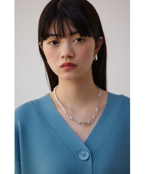 AZUL by moussy（アズールバイマウジー）の「ハーフフェイクパールミックスチェーンネックレス（ネックレス・レディース・ゴールド系その他/シルバー・FREE）」の4枚目の写真