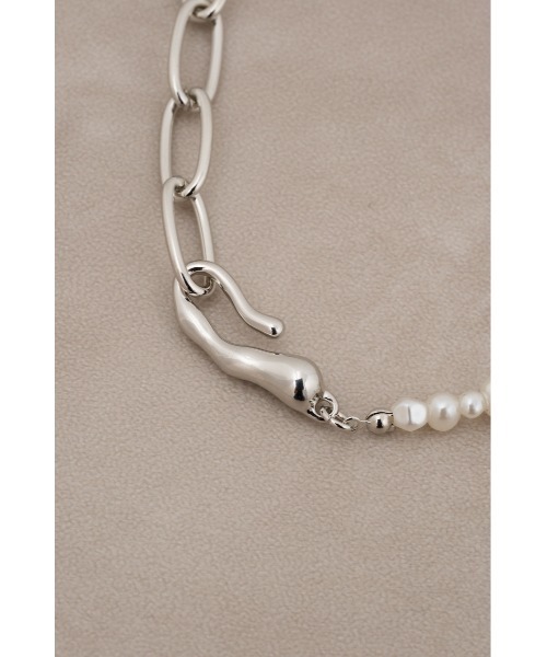 AZUL by moussy（アズールバイマウジー）の「ハーフフェイクパールミックスチェーンネックレス（ネックレス・レディース・ゴールド系その他/シルバー・FREE）」の6枚目の写真