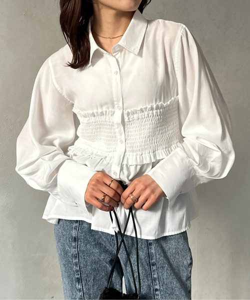 Thevon（ゼボン）の「シャーリングビスチェドッキングシャツ（シャツ/ブラウス・レディース・サックスブルー/サーモンピンク/チャコールグレー/オフホワイト・FREE）」の2枚目の写真