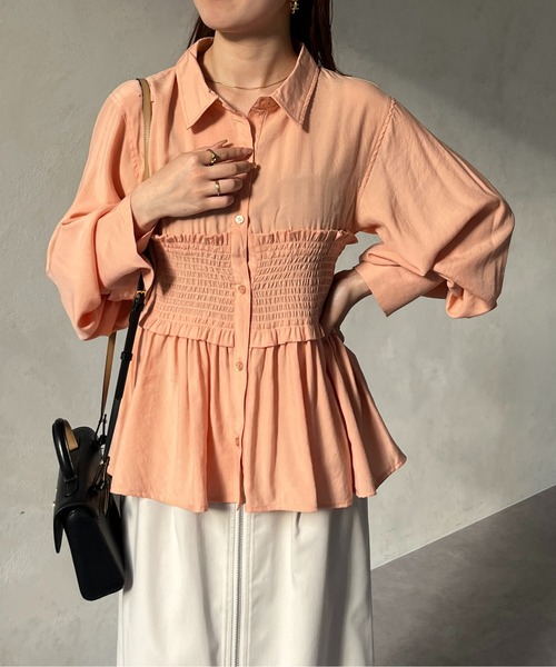 Thevon（ゼボン）の「シャーリングビスチェドッキングシャツ（シャツ/ブラウス・レディース・サックスブルー/サーモンピンク/チャコールグレー/オフホワイト・FREE）」の4枚目の写真