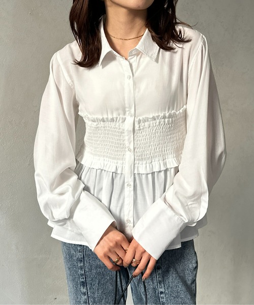 Thevon（ゼボン）の「シャーリングビスチェドッキングシャツ（シャツ/ブラウス・レディース・サックスブルー/サーモンピンク/チャコールグレー/オフホワイト・FREE）」の5枚目の写真