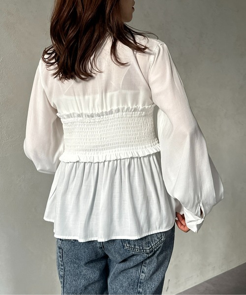 Thevon（ゼボン）の「シャーリングビスチェドッキングシャツ（シャツ/ブラウス・レディース・サックスブルー/サーモンピンク/チャコールグレー/オフホワイト・FREE）」の8枚目の写真