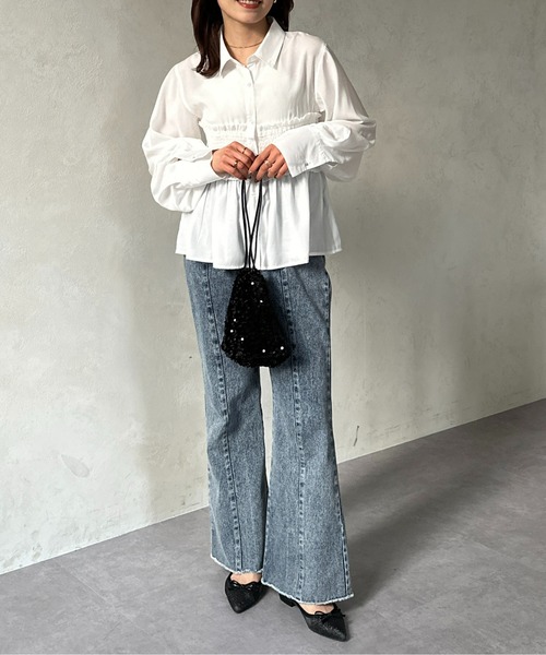 Thevon（ゼボン）の「シャーリングビスチェドッキングシャツ（シャツ/ブラウス・レディース・サックスブルー/サーモンピンク/チャコールグレー/オフホワイト・FREE）」の10枚目の写真