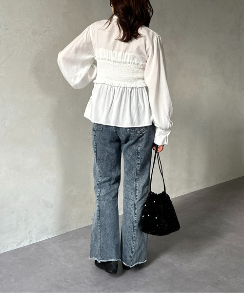 Thevon（ゼボン）の「シャーリングビスチェドッキングシャツ（シャツ/ブラウス・レディース・サックスブルー/サーモンピンク/チャコールグレー/オフホワイト・FREE）」の11枚目の写真