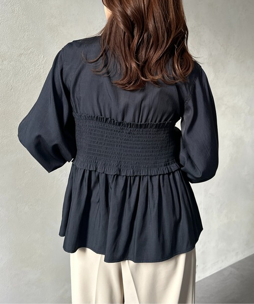 Thevon（ゼボン）の「シャーリングビスチェドッキングシャツ（シャツ/ブラウス・レディース・サックスブルー/サーモンピンク/チャコールグレー/オフホワイト・FREE）」の15枚目の写真