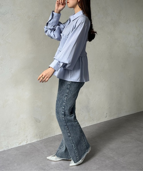 Thevon（ゼボン）の「シャーリングビスチェドッキングシャツ（シャツ/ブラウス・レディース・サックスブルー/サーモンピンク/チャコールグレー/オフホワイト・FREE）」の22枚目の写真