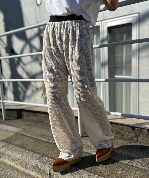 mi via loca(ミヴィアロカ)の「プリーツライク シアーフラワーレースパンツ(その他パンツ・レディース・ブラック/アイボリー・FREE)」の13枚目の写真