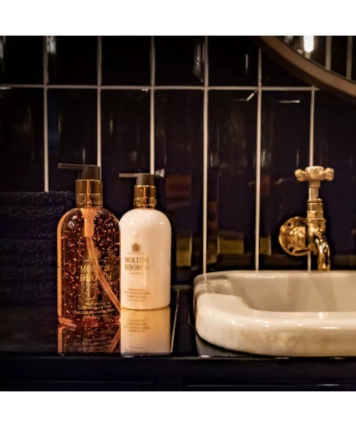 MOLTON BROWN(モルトンブラウン)の「ウード・アコード&ゴールド ハンドウォッシュ 300ml|モルトンブラウン MOLTON BROWN(ハンドソープ・メンズ・アンバリー・FREE)」の4枚目の写真