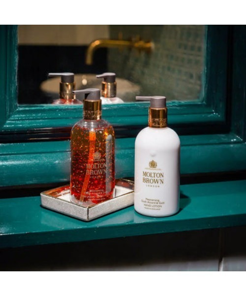 MOLTON BROWN(モルトンブラウン)の「ウード・アコード&ゴールド ハンドウォッシュ 300ml|モルトンブラウン MOLTON BROWN(ハンドソープ・メンズ・アンバリー・FREE)」の5枚目の写真