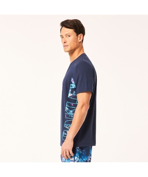 OAKLEY(オークリー)の「オークリー STRIKING TECH COLD SS TEE 5.0 / Tシャツ/ TRAINING スポーツ・トレーニング/ OAKLEY(Tシャツ/カットソー・メンズ・ネイビー/ブラック・L/M/S/XL)」の9枚目の写真