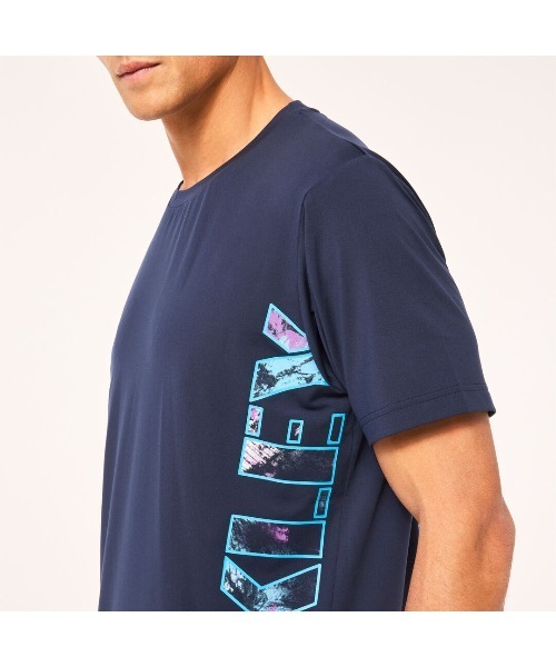 OAKLEY(オークリー)の「オークリー STRIKING TECH COLD SS TEE 5.0 / Tシャツ/ TRAINING スポーツ・トレーニング/ OAKLEY(Tシャツ/カットソー・メンズ・ネイビー/ブラック・L/M/S/XL)」の6枚目の写真
