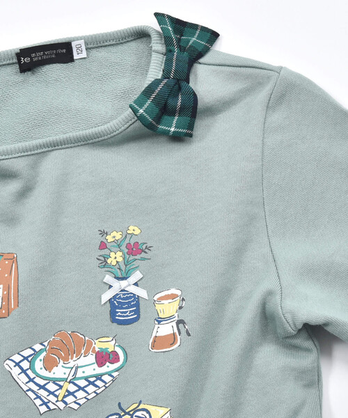 BeBe（ベベ）の「【お揃い】Cafeプリント肩リボントレーナー(90~150cm)（スウェット・キッズ・ピンク/グリーン・100cm/150cm/110cm/90cm/120cm/140cm/130cm）」の4枚目の写真