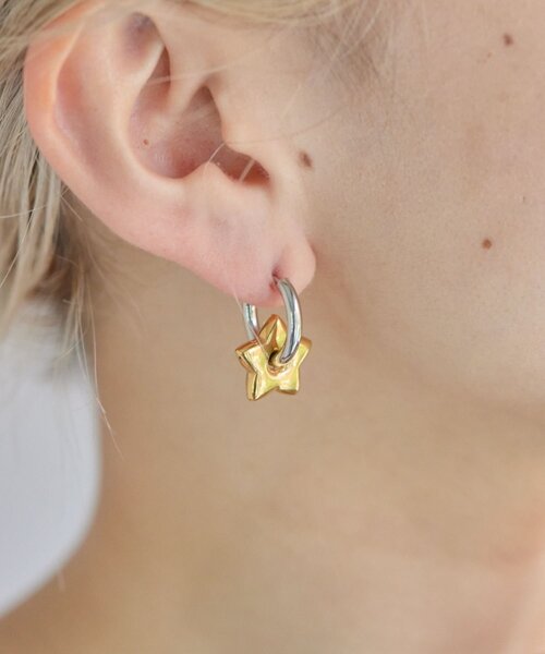 ear PAPILLONNER(イアパピヨネ)の「《WEB限定/金属アレルギー対応/ステンレス》星/バイカラースターピアス(ピアス(両耳用)・レディース・シルバー/ゴールド・FREE)」の2枚目の写真