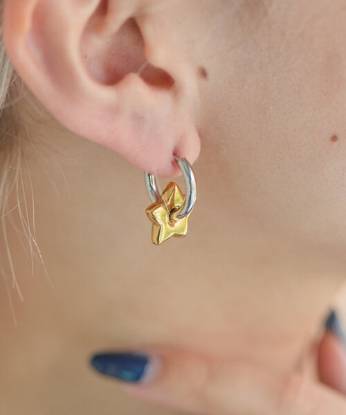 ear PAPILLONNER(イアパピヨネ)の「《WEB限定/金属アレルギー対応/ステンレス》星/バイカラースターピアス(ピアス(両耳用)・レディース・シルバー/ゴールド・FREE)」の7枚目の写真