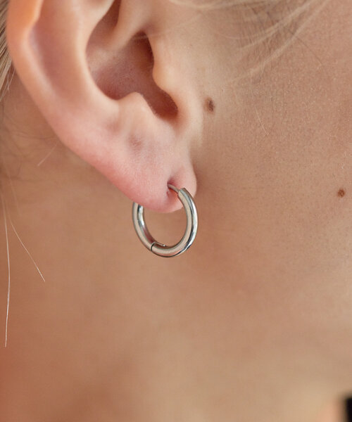 ear PAPILLONNER(イアパピヨネ)の「《WEB限定/金属アレルギー対応/ステンレス》星/バイカラースターピアス(ピアス(両耳用)・レディース・シルバー/ゴールド・FREE)」の9枚目の写真