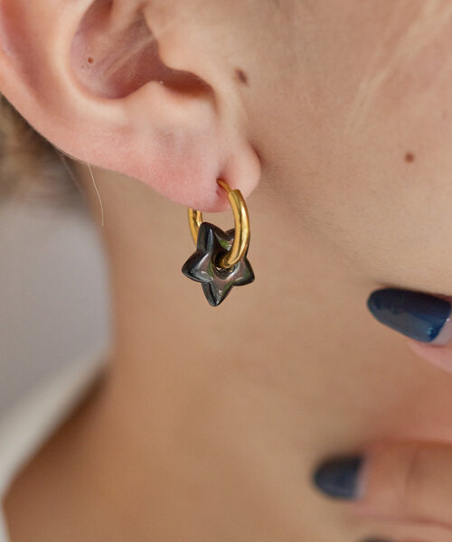 ear PAPILLONNER(イアパピヨネ)の「《WEB限定/金属アレルギー対応/ステンレス》星/バイカラースターピアス(ピアス(両耳用)・レディース・シルバー/ゴールド・FREE)」の12枚目の写真