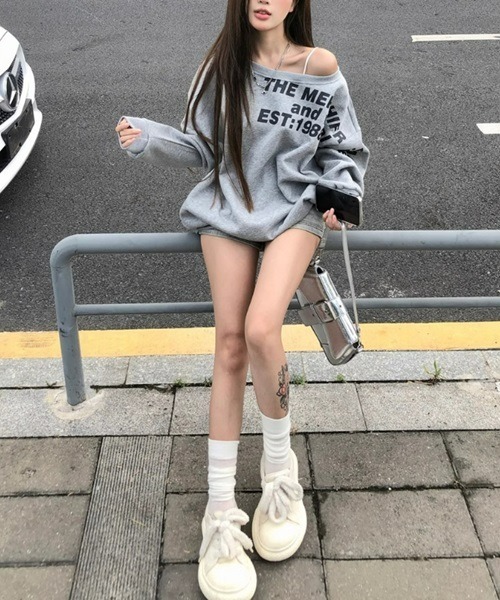 Ritomo De Ricco(リトモ・デ・リコ)の「オフショルダースウェットグラフィックPO(Tシャツ/カットソー・レディース・グレー・FREE)」の1枚目の写真