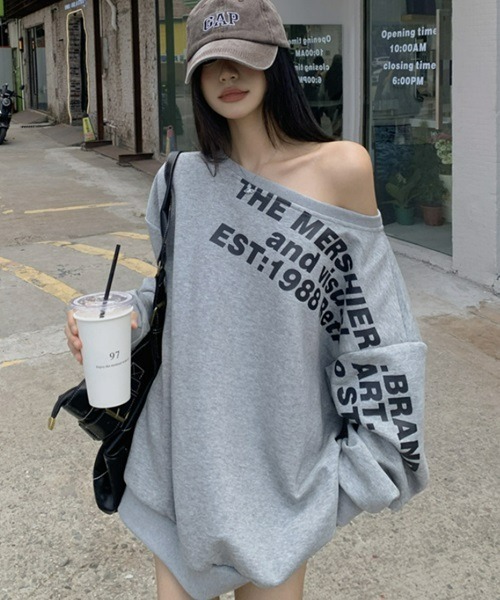 Ritomo De Ricco(リトモ・デ・リコ)の「オフショルダースウェットグラフィックPO(Tシャツ/カットソー・レディース・グレー・FREE)」の2枚目の写真