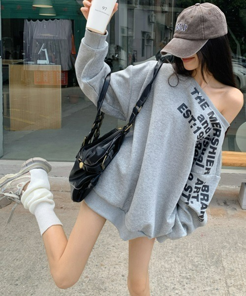 Ritomo De Ricco(リトモ・デ・リコ)の「オフショルダースウェットグラフィックPO(Tシャツ/カットソー・レディース・グレー・FREE)」の4枚目の写真