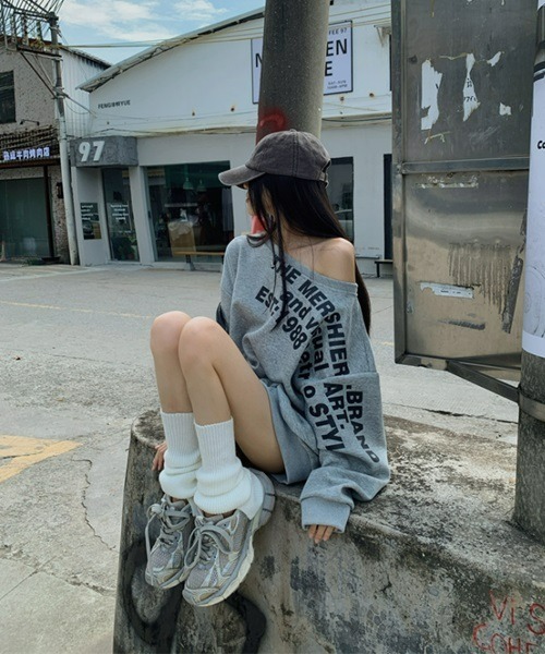 Ritomo De Ricco(リトモ・デ・リコ)の「オフショルダースウェットグラフィックPO(Tシャツ/カットソー・レディース・グレー・FREE)」の11枚目の写真