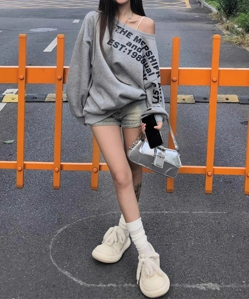 Ritomo De Ricco(リトモ・デ・リコ)の「オフショルダースウェットグラフィックPO(Tシャツ/カットソー・レディース・グレー・FREE)」の21枚目の写真
