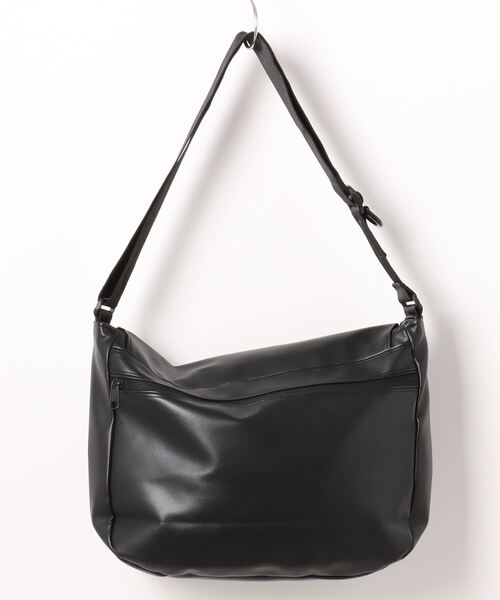 SPINNS（スピンズ）の「【A4収納可能】合皮フラップショルダーバッグ（ショルダーバッグ・メンズ・ブラック・ONESIZE）」の2枚目の写真