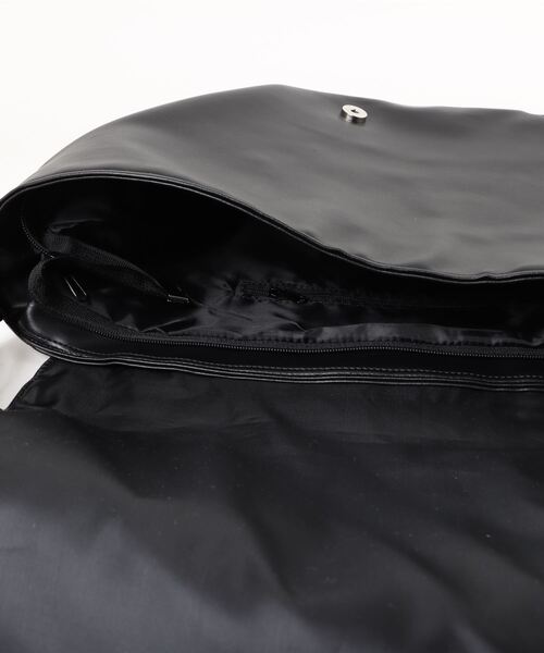 SPINNS（スピンズ）の「【A4収納可能】合皮フラップショルダーバッグ（ショルダーバッグ・メンズ・ブラック・ONESIZE）」の4枚目の写真