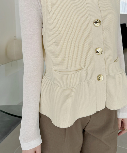 Eclat one（エクラワン）の「【Eclat one】ゴールドボタン ニット ショートペプラム ベスト（ベスト・レディース・ピンク/アイボリー/ブラック・FREE）」の22枚目の写真