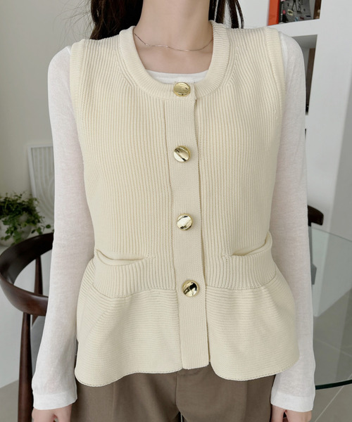 Eclat one（エクラワン）の「【Eclat one】ゴールドボタン ニット ショートペプラム ベスト（ベスト・レディース・ピンク/アイボリー/ブラック・FREE）」の20枚目の写真