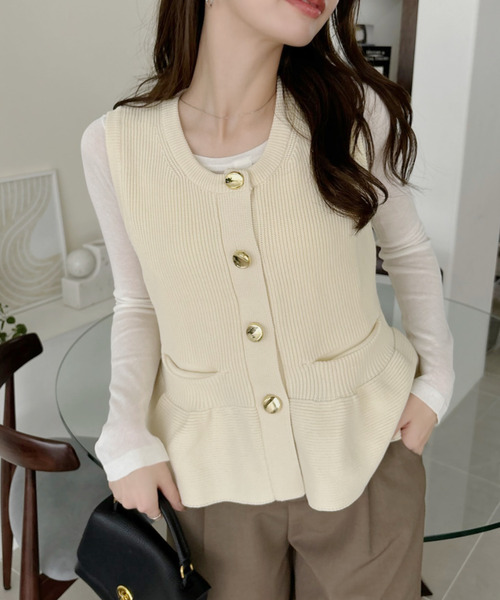 Eclat one（エクラワン）の「【Eclat one】ゴールドボタン ニット ショートペプラム ベスト（ベスト・レディース・ピンク/アイボリー/ブラック・FREE）」の16枚目の写真
