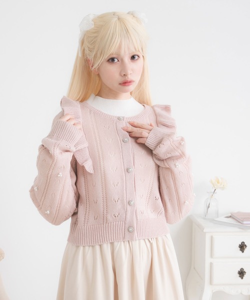DearMyLoveRose(ディアマイラブローズ)の「ビジューボタンフリルカーディガン(カーディガン/ボレロ・レディース・オフホワイト/ベビーピンク/ブルーグレー/ブラック・LL~3L/L~LL/M-L)」の4枚目の写真