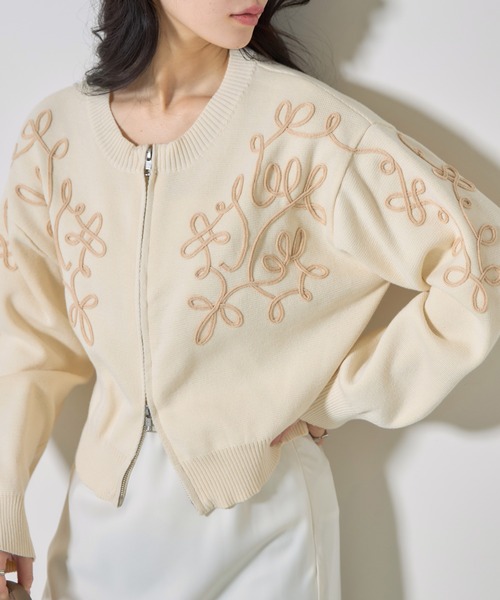 &. NOSTALGIA（アンドドットノスタルジア）の「【ZOZO限定】コード刺繍Wジップニットカーデ（カーディガン/ボレロ・レディース・ブラック/アイボリー/チャコールグレー/ベージュ/ピンク・M）」の4枚目の写真