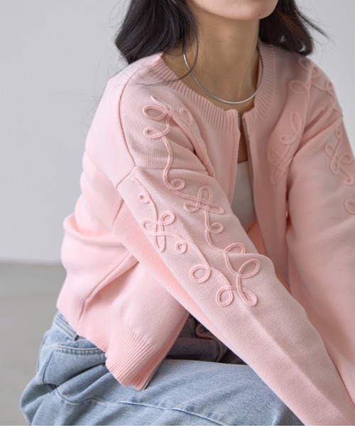 &. NOSTALGIA（アンドドットノスタルジア）の「【ZOZO限定】コード刺繍Wジップニットカーデ（カーディガン/ボレロ・レディース・ブラック/アイボリー/チャコールグレー/ベージュ/ピンク・M）」の5枚目の写真