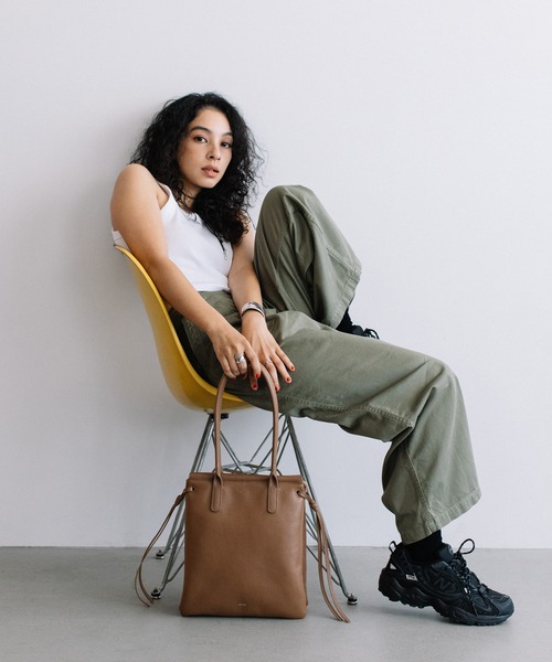 Beau're(ヴュレ)の「BEAURE ヴュレ カウレザー 2レイヤー トート(トートバッグ・レディース・ライトブルー/ブラック/ブラウン/アイボリー・FREE)」の12枚目の写真