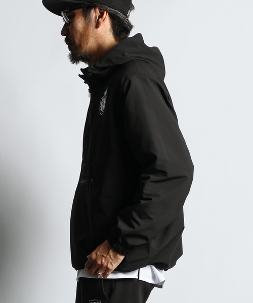 The DUFFER of ST.GEORGE（ザダファーオブセントジョージ）の「〔BLACK LABEL〕ANORAK PARKA：撥水加工 アノラックパーカー（ナイロンジャケット・メンズ・ブラック・MEDIUM/LARGE/X-LARGE）」の4枚目の写真