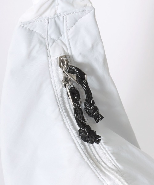 PEANUTS（ピーナッツ）の「FILA×PEANUTS（フィラ ピーナッツ）コラボ SNOOPYスヌーピーくしゅくしゅハンドルショルダーバッグ（ショルダーバッグ・レディース・ホワイト/ブラック/シルバー・FREE）」の12枚目の写真