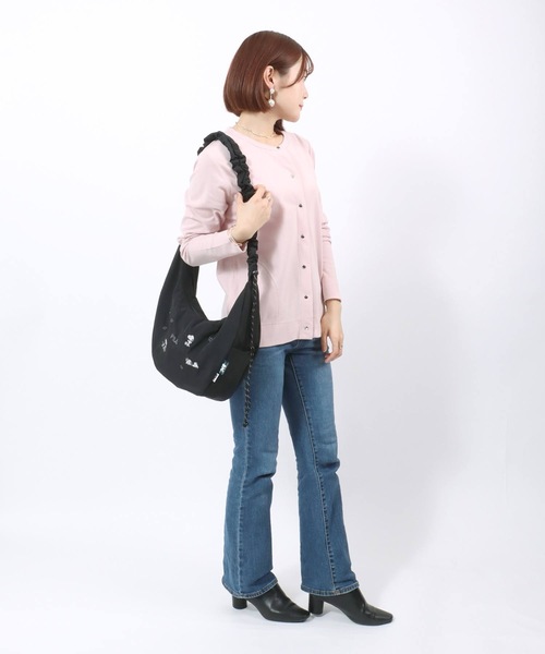 PEANUTS（ピーナッツ）の「FILA×PEANUTS（フィラ ピーナッツ）コラボ SNOOPYスヌーピーくしゅくしゅハンドルショルダーバッグ（ショルダーバッグ・レディース・ホワイト/ブラック/シルバー・FREE）」の5枚目の写真