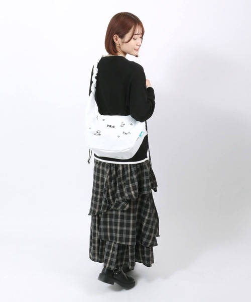 PEANUTS（ピーナッツ）の「FILA×PEANUTS（フィラ ピーナッツ）コラボ SNOOPYスヌーピーくしゅくしゅハンドルショルダーバッグ（ショルダーバッグ・レディース・ホワイト/ブラック/シルバー・FREE）」の22枚目の写真