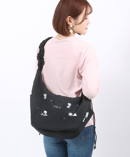 PEANUTS（ピーナッツ）の「FILA×PEANUTS（フィラ ピーナッツ）コラボ SNOOPYスヌーピーくしゅくしゅハンドルショルダーバッグ（ショルダーバッグ・レディース・ホワイト/ブラック/シルバー・FREE）」の4枚目の写真