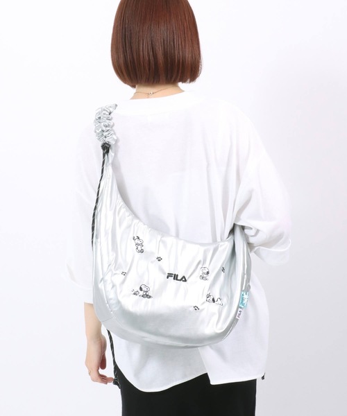 PEANUTS（ピーナッツ）の「FILA×PEANUTS（フィラ ピーナッツ）コラボ SNOOPYスヌーピーくしゅくしゅハンドルショルダーバッグ（ショルダーバッグ・レディース・ホワイト/ブラック/シルバー・FREE）」の6枚目の写真