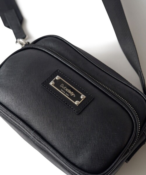 Subciety(サブサエティ)の「Multi pocket leather bag(ショルダーバッグ・メンズ・ブラック/レッド・FREE)」の16枚目の写真