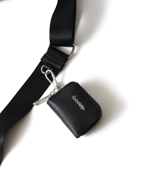Subciety(サブサエティ)の「Multi pocket leather bag(ショルダーバッグ・メンズ・ブラック/レッド・FREE)」の18枚目の写真