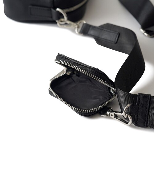 Subciety(サブサエティ)の「Multi pocket leather bag(ショルダーバッグ・メンズ・ブラック/レッド・FREE)」の19枚目の写真