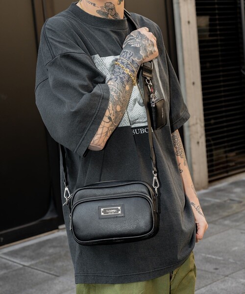 Subciety(サブサエティ)の「Multi pocket leather bag(ショルダーバッグ・メンズ・ブラック/レッド・FREE)」の20枚目の写真